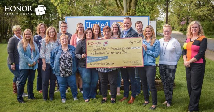 honor credit union donated $5,000 to United Way after hosting Leadercast Live