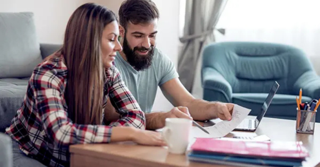 couple going over their budget | Honor Credit Union