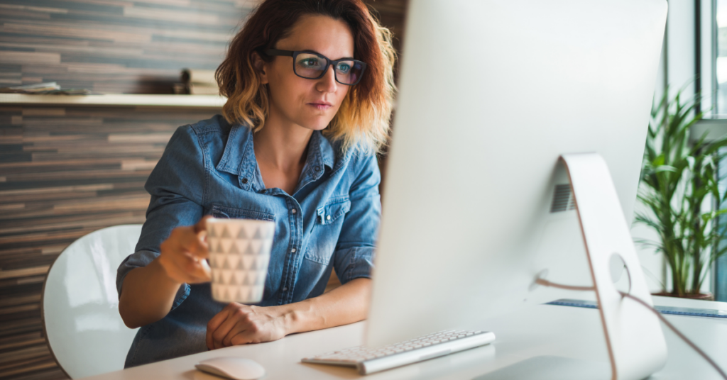 women on computer | Honor Credit Union