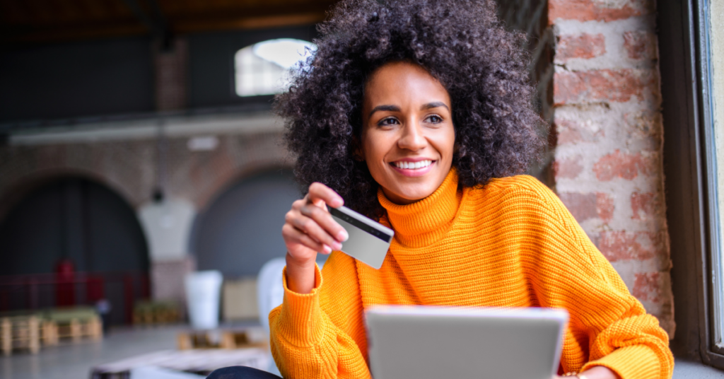 women on laptop holding her credit card | Honor Credit Union