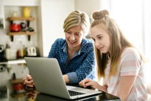 photo of a mom and daughter looking at a laptop screen | Honor Credit Union