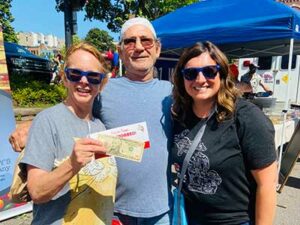 honor team member presenting a cash mob certificate | Honor Credit Union