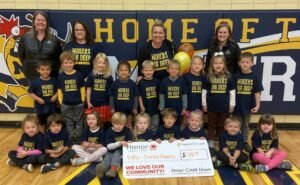 Winner of Teacher Awards Katie Trudgeon of Lakeview Elementary in Negaunee with her class | Honor Credit Union