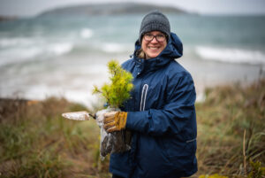 Honor team member planting trees | Honor Credit Union