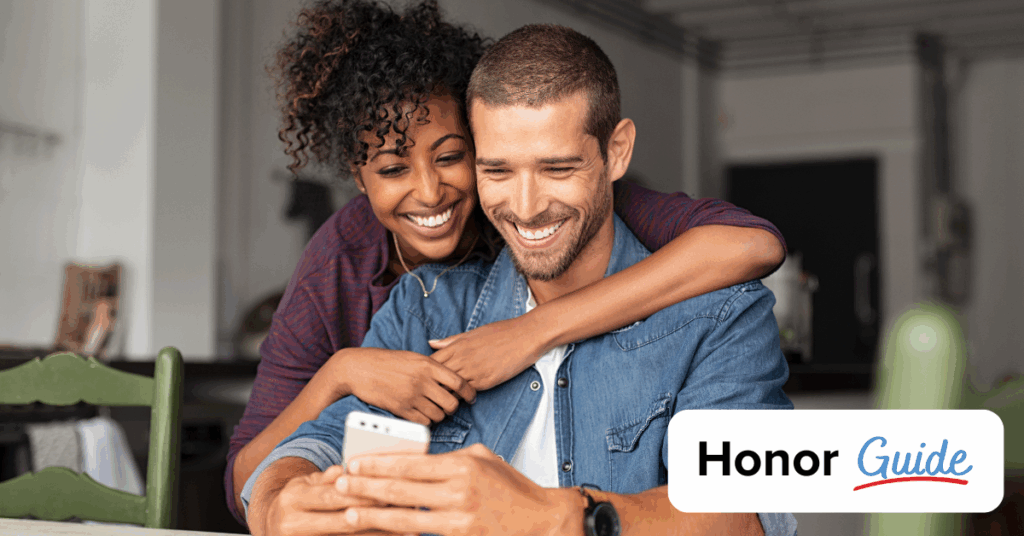 Honor Guide, couple looking at smartphone