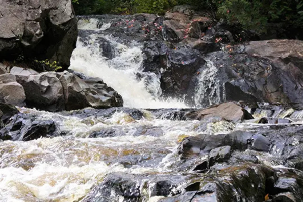 nature scene of water flowing and rocks in the Upper Peninsula