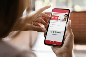 looking at the Honor app on a mobile phone | Honor Credit Union