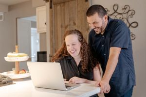 couple looking at a laptop | Honor Credit Union